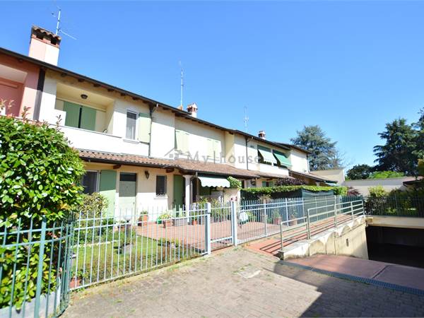 Villa a Schiera Moderna con Ampi Spazi e Giardino 