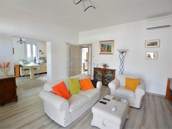 Villa indipendente con box e giardino