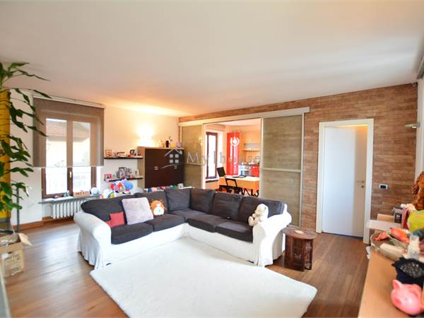 Semi-indipendente con 3 camere, box e cortile privato
