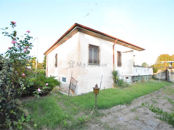 Villa singola su un piano con giardino e box a San Colombano al Lambro