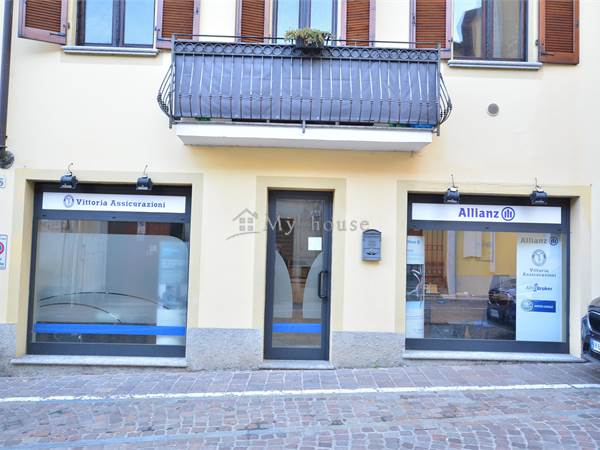 Negozio con due vetrine e inquilino storico, ideale per investimento