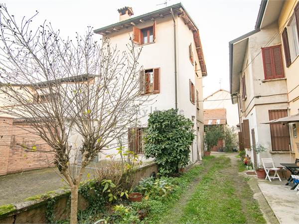 Abitazione anni ’90 su tre livelli con possibilità di ampliamento