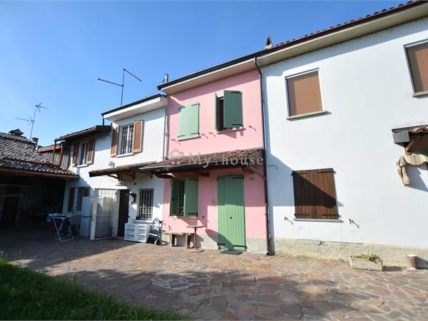 Casa semi-indipendente con rustico e ampio terreno