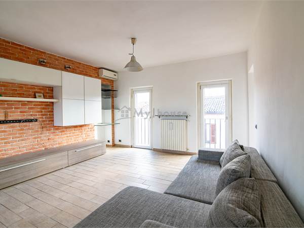 Bilocale ristrutturato in centro, senza spese, con box e cantina