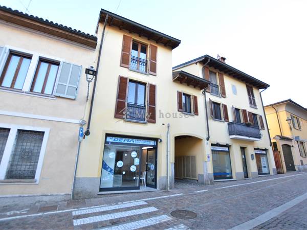 Ottimo investimento: negozio locato con rendita garantita in posizione centrale